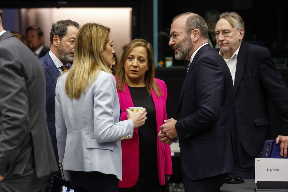 QuintanaMedia's tweet photo. ¿Qué es el 'Qatargate' y cuántas personas hay implicadas?
El Parlamento Europeo afronta el escándalo de los últimos años: es el llamado 'Qatargate', por el que la justicia de Bélgica investiga si Qatar dio grandes cantidades de dinero 
👇
https://t.co/qC7NWjxH0V https://t.co/qCKqsDRCN2