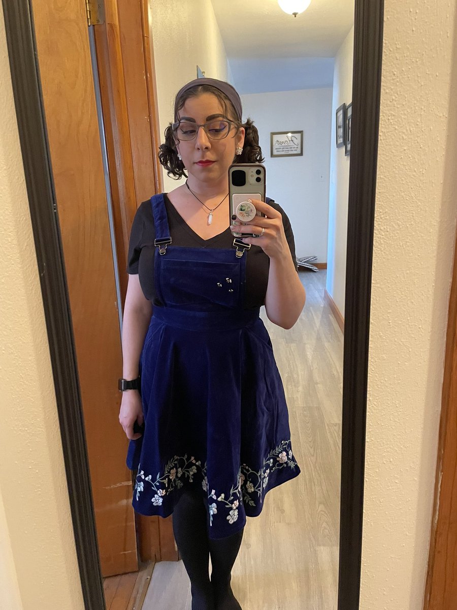 Italian_Hobbit's tweet photo. ok I feel very cute in my new @CriticalRole dress and I think it’s very important you all know I can fit my entire nintendo switch in the pocket https://t.co/Ez5pFlOxSm