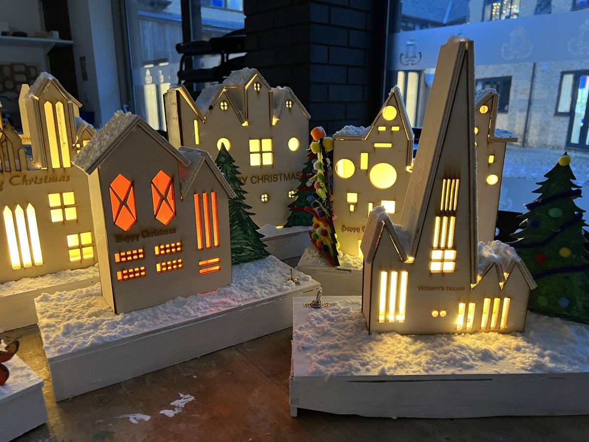 BBPrepTED's tweet photo. Happy Christmas from the Ted Suite. 🎄🎄#engineeringclub #beingbeachborough #ChristmasLights https://t.co/oTmD6gOFBu
