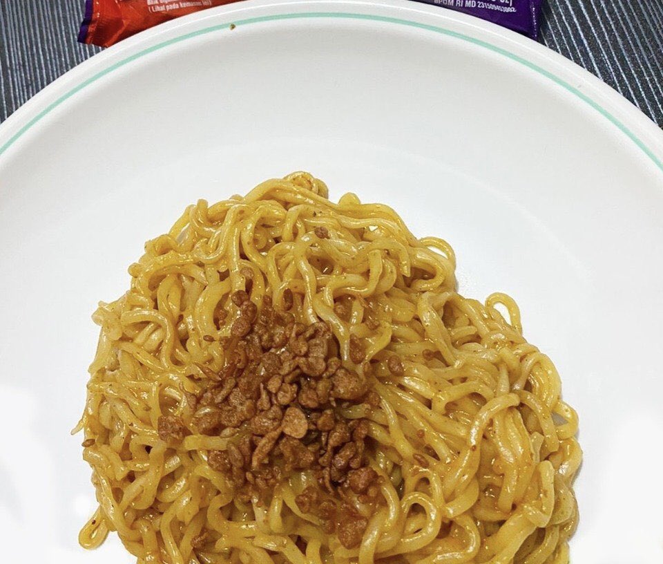 Indomielovers's tweet photo. Emang pas banget nonton bola jam segini ditemenin Indomie 🤤

Ada yang bisa tebak ini rasa apa gak? https://t.co/0OYNriAxgZ