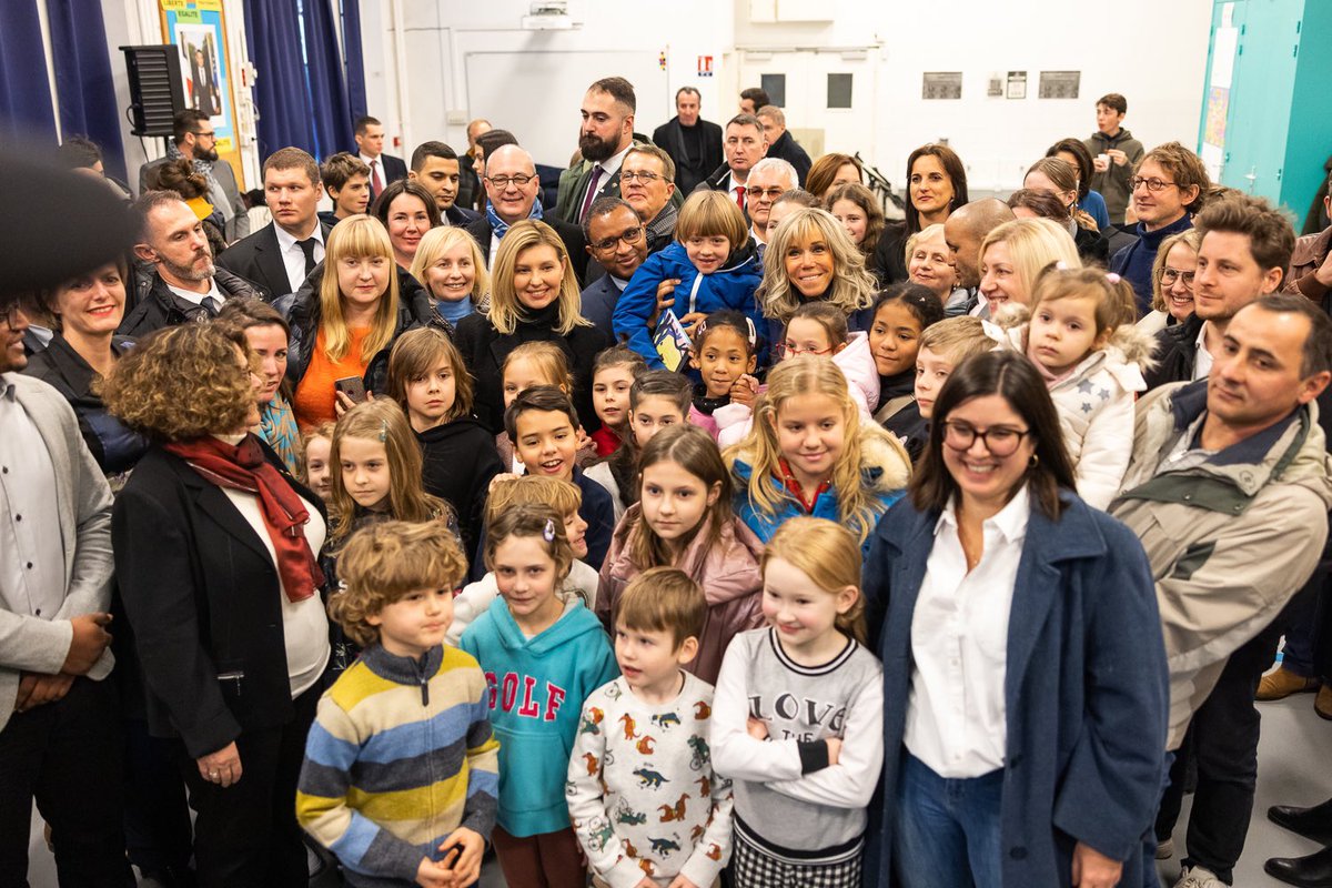 Разом із Бріжит Макрон і міністром освіти <a href="/PapNdiaye/">Pap Ndiaye</a> відвідали 🇫🇷 школу, де допомагають адаптуватись 🇺🇦 дітям. Мали приємну зустріч зі школярами, батьками й викладачами, що здобувають цей важливий досвід. Сподіваюся, незабаром зможемо відкрити й повноцінну франко-українську школу