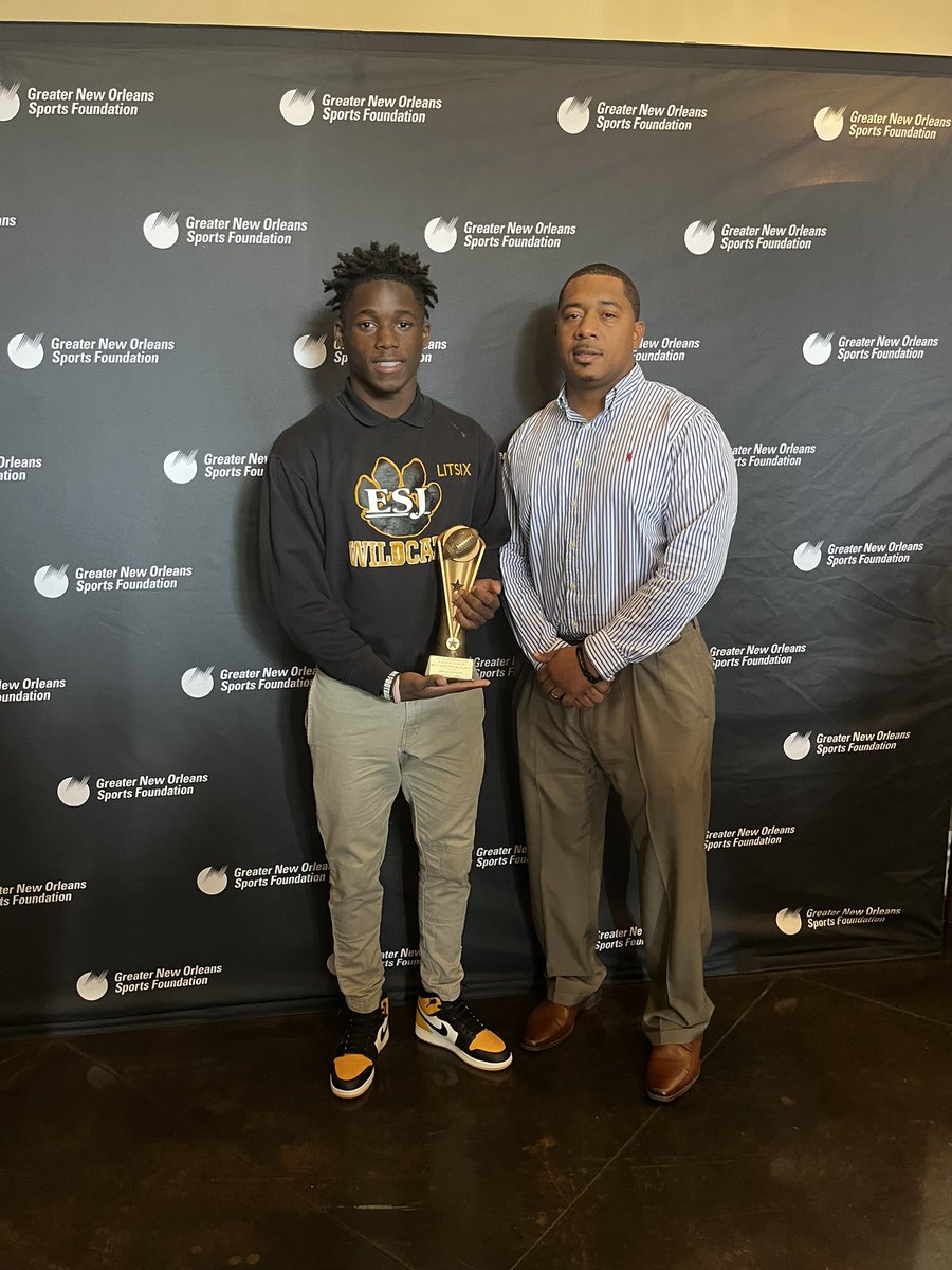 dkhai8's tweet photo. thank you coach brown for giving me the opportunity to play football at esj highschool and become the kid iam today @esjballcoach https://t.co/AqM85pwrGy
