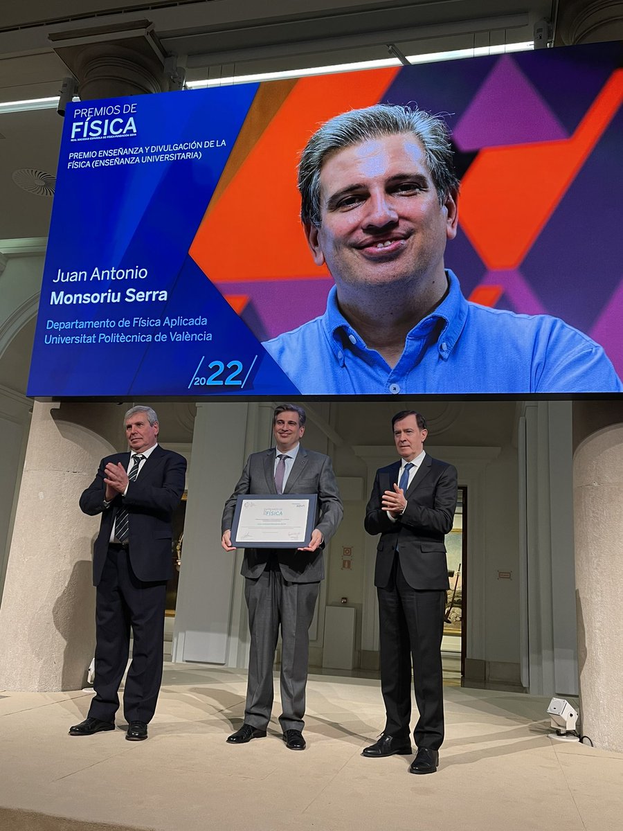 CollSalva's tweet photo. Recogen sus premios otorgados por la @RSEF_ESP y la @FundacionBBVA @josecapmany Premio Física, Innovación y Tecnología y @JuanAntMonsoriu Enseñanza y Divulgación de la Física en Enseñanza Universitaria ENHORABUENA #talentoUPV @UPV https://t.co/iLCLvNq8Ew