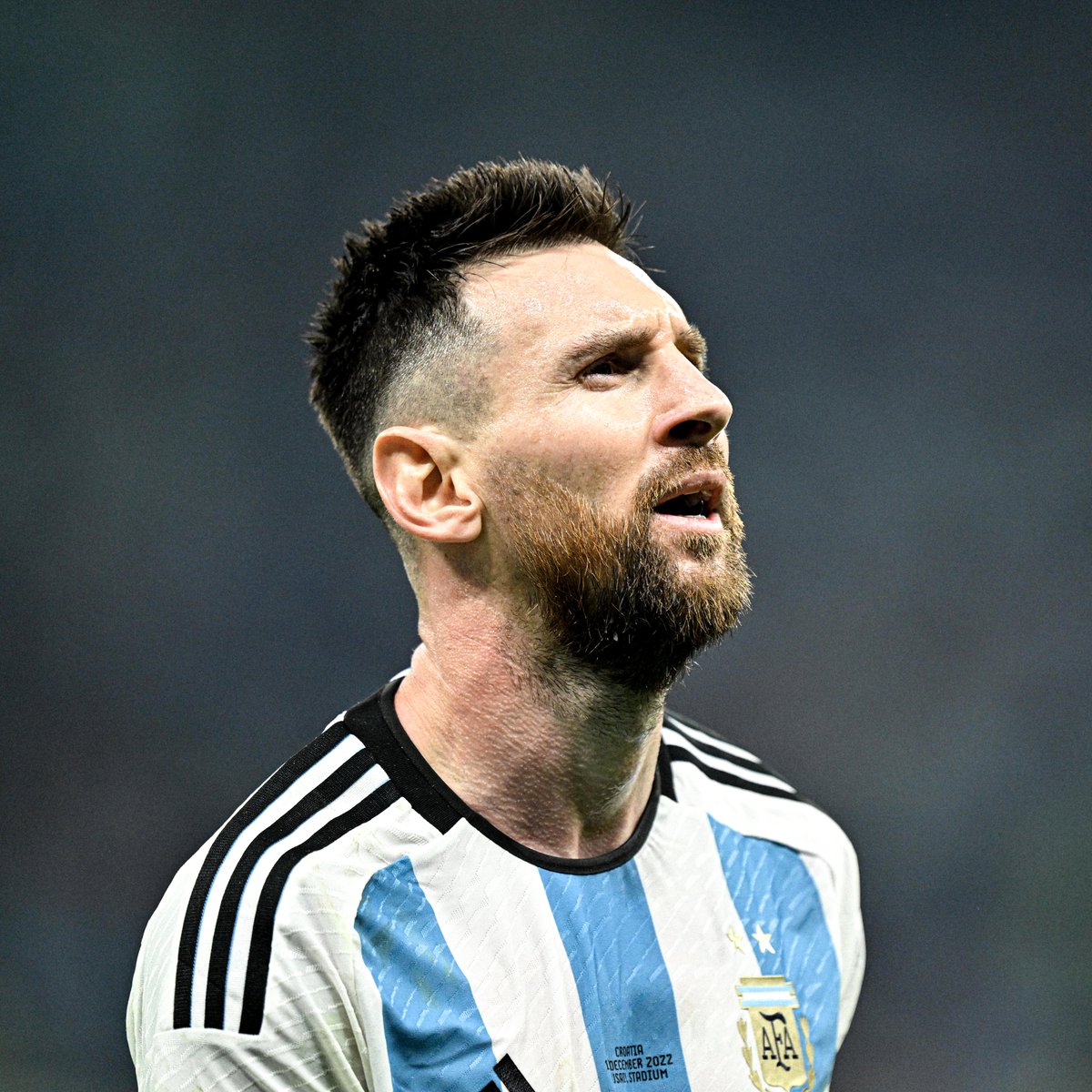 Luis Suarez: "Dünyanın en iyisi olduğunu göstermekten asla yorulmuyorsun. Tüm dünya dursun ve Messi'nin futbola verdiği her şeyi alkışlasın. Sen harikasın dostum."