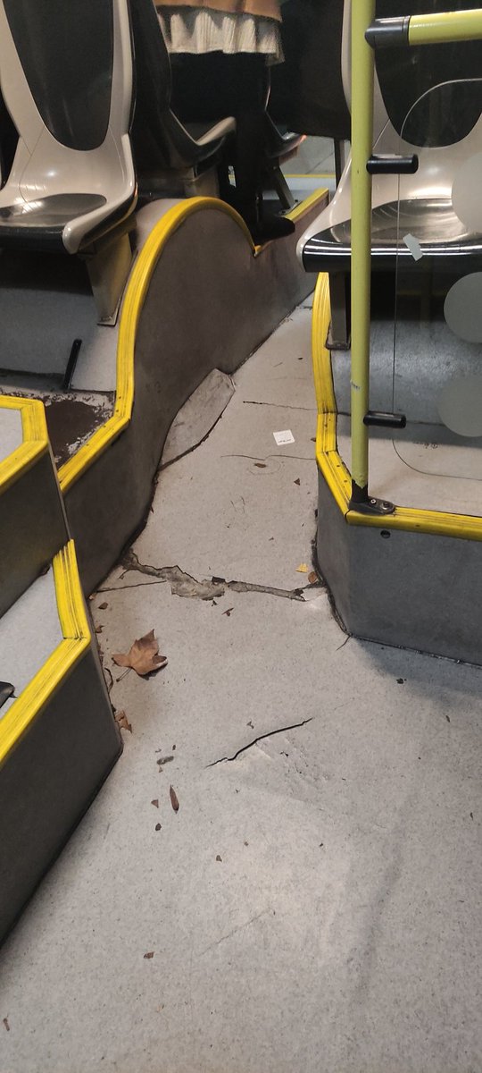 AnaZabaL's tweet photo. Un arreglito a los buses, que os parece? https://t.co/MtzrfWj7dU