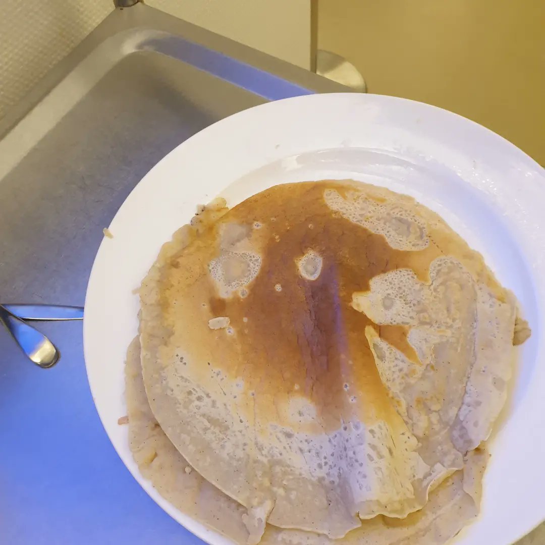 3437Robinfood's tweet photo. Vanavond zoete inval bij Robin Food! Niet alleen wat gasten betreft maar ook qua menu. We bakten namelijk pannenkoeken en serveerden cupcakes met vruchten en een wafel als toetje. Dat worden zoete dromen vannacht.  

#sameneten #verbinden #gezellig #sociaal #Galecop #Nieuwegein https://t.co/vRvxQnAfd6