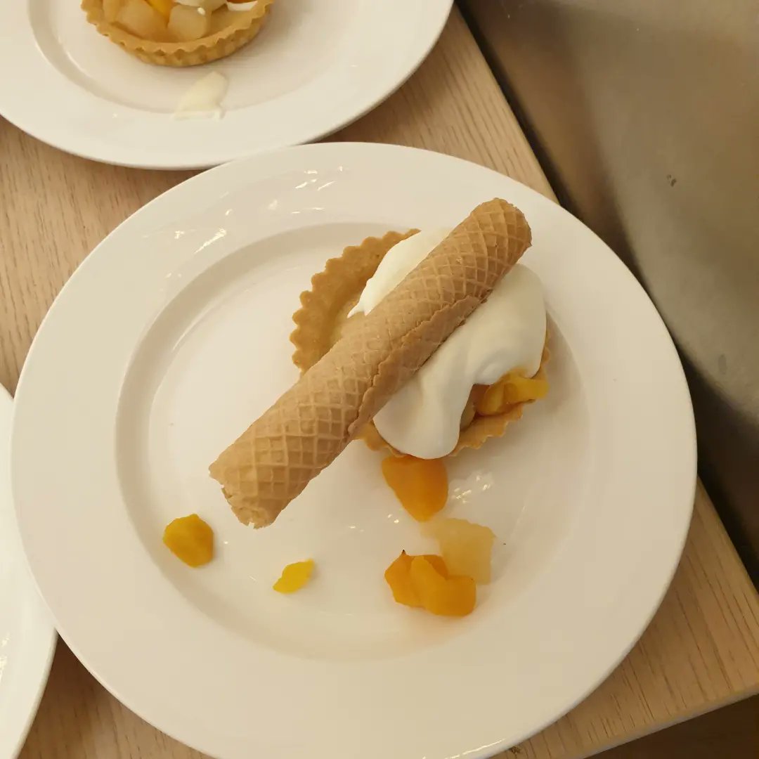 3437Robinfood's tweet photo. Vanavond zoete inval bij Robin Food! Niet alleen wat gasten betreft maar ook qua menu. We bakten namelijk pannenkoeken en serveerden cupcakes met vruchten en een wafel als toetje. Dat worden zoete dromen vannacht.  

#sameneten #verbinden #gezellig #sociaal #Galecop #Nieuwegein https://t.co/vRvxQnAfd6
