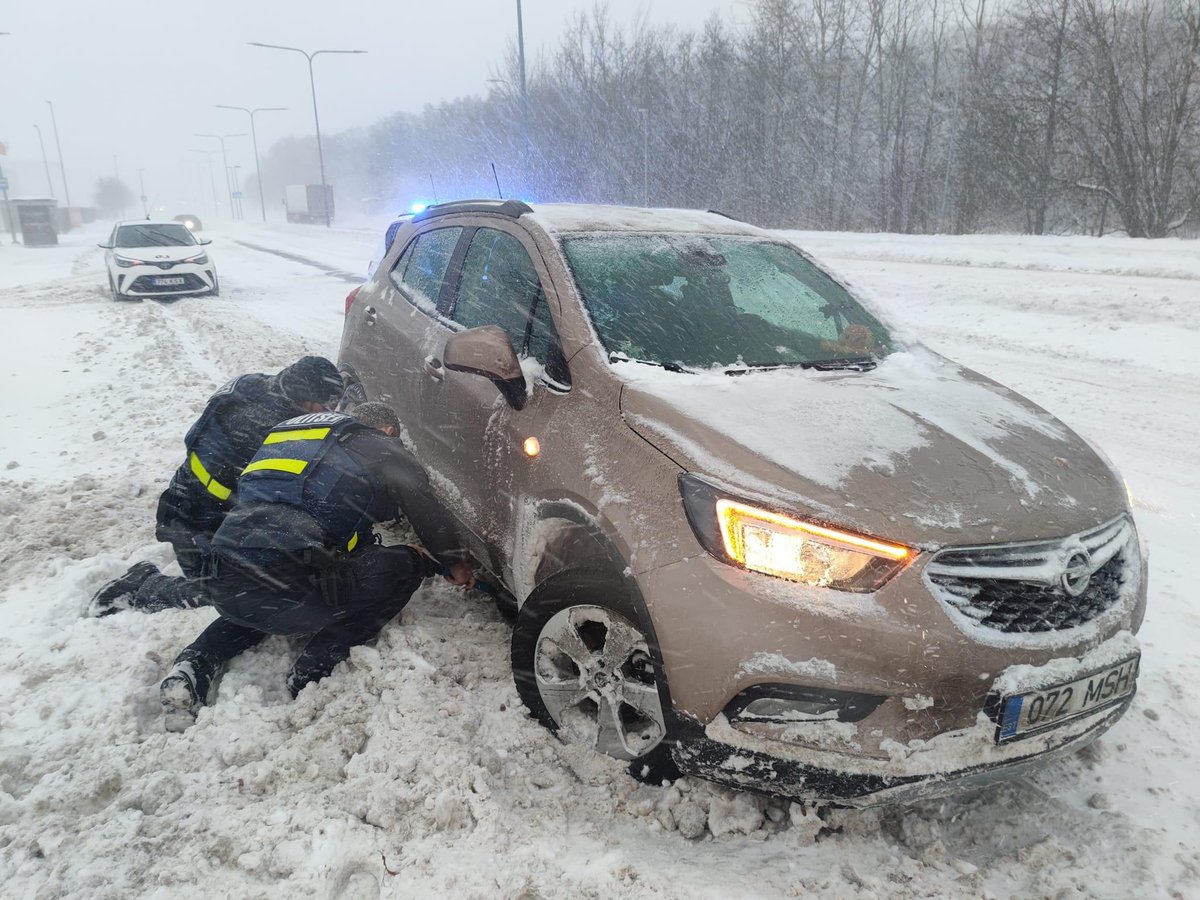 Meie patrullikad aitasid lumme kinni jäänud naise sõiduauto jälle liikuma. Oleme alati valmis ja tuleme alati appi! Kõik üheskoos. #IdaharjuPJ