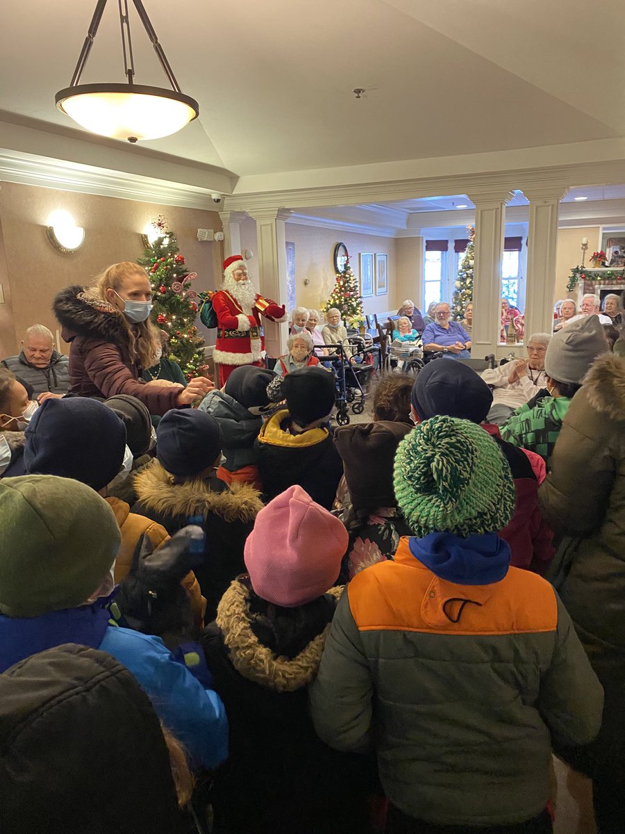 LifeOf2ndGrade's tweet photo. 2nd graders completed their December Action Project today, spreading compassion and kindness on their walking field trip to sing holiday carols at the Hearth on James! And they all sounded so wonderful!! #JingleBellRock @DrWeeksSCSD @drweeksinaction @diane_vitello #DWIA https://t.co/Up1ciEzDBQ
