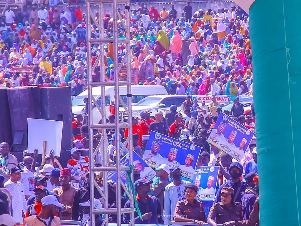RSD_____'s tweet photo. 1st frame = #TinubuInKaduna
Meanwhile
2nd frame = #AtikuInjos it is massive Crowd ๐
3rd frame = #PeterobiInkogi and this is a Mammoth Crowd ๐คฃ
Who is deceiving them ๐๐คฃ๐ https://t.co/l13UX0rBZv