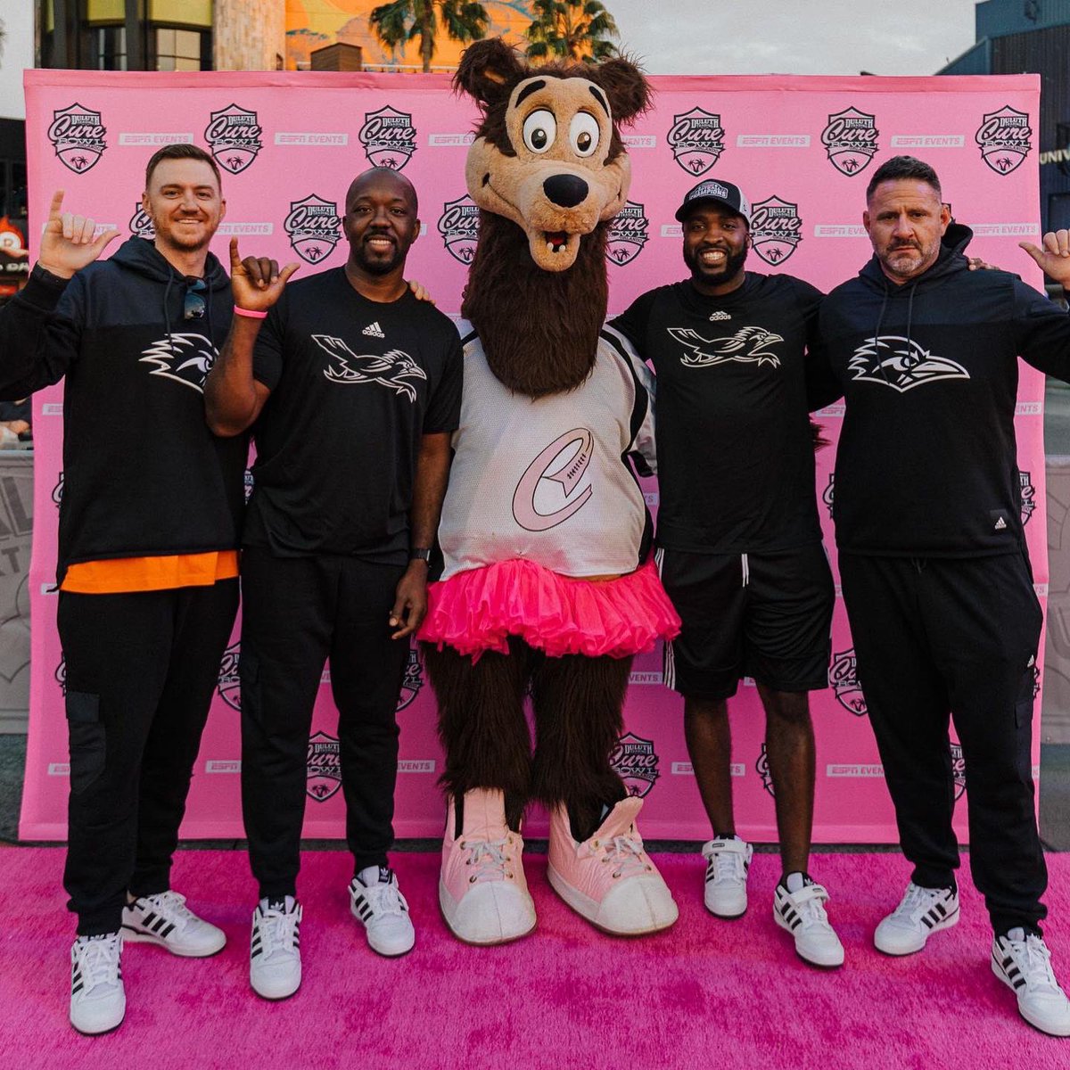CureBowl's tweet photo. We had a great time welcoming the Troy Trojans and UTSA Roadrunners at Universal CityWalk last night! Be sure to stay tuned for a fun week of Bowl Week events presented by Duluth Trading Company.

#OrlandoGoesPink #TackleThis #BowlWeek #BowlSeason https://t.co/ANBEWxRAGV