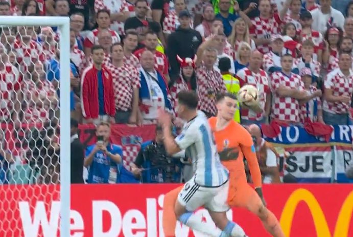 Another X-mas present for <a href="/messiIioneI/">#LionelMessi10🇦🇷</a> and Argentina #penalty #Qatar2022 #ARGCRO #ArgentinaVsCroatia #referee #xmaspresent