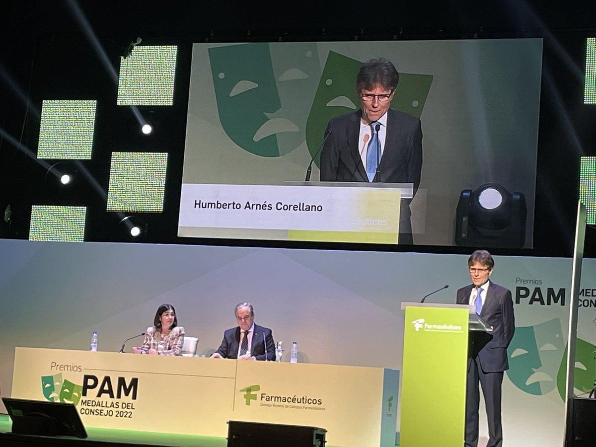 ZarzuelaDC's tweet photo. 👏🏻👏🏻Humberto Arnés, DG de @Farmaindustria durante más de dos décadas y actual presidente de @puntosigre, recibe la medalla de @Farmaceuticos_ en la categoría de personas o instituciones no farmacéuticas 💊🏭♻️ #PAM22 https://t.co/OxWvfXs1FK