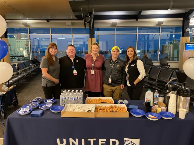 Showing our appreciation to the customers choosing to fly early this morning on @united out of @ATWairport . #CustomerSatisfaction #CustomerAppreciation @weareunited @Jmass29Massey @pratts84 @UnifiAviation @g_bock11_