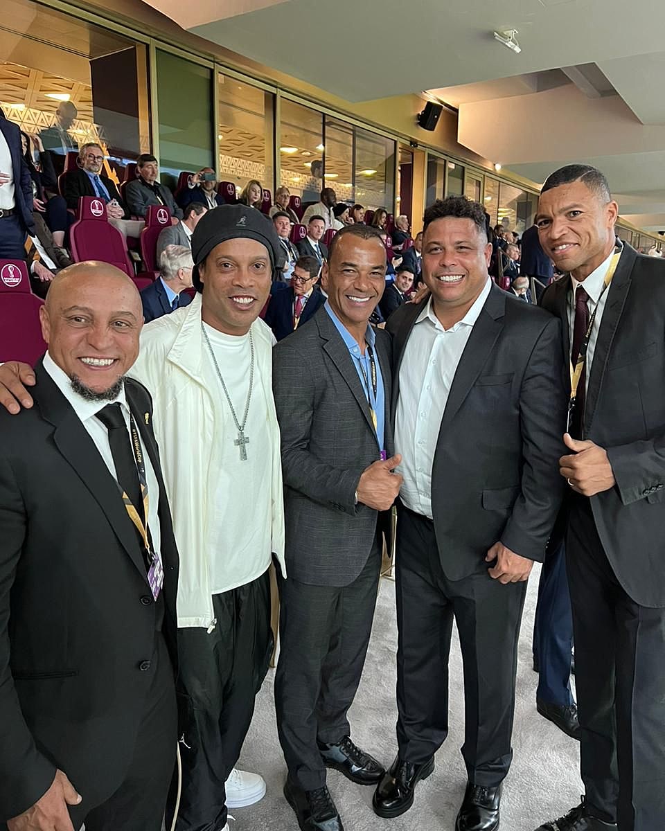 10Ronaldinho's tweet photo. Copa do mundo com a família reunida 🤙🏾 https://t.co/yxJu9eW4Md