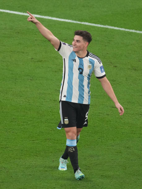MedioRiver's tweet photo. EL MEJOR 9 DEL MUNDO. HUEVO HUEVO MADE IN RIVER. https://t.co/74uGRswkOP