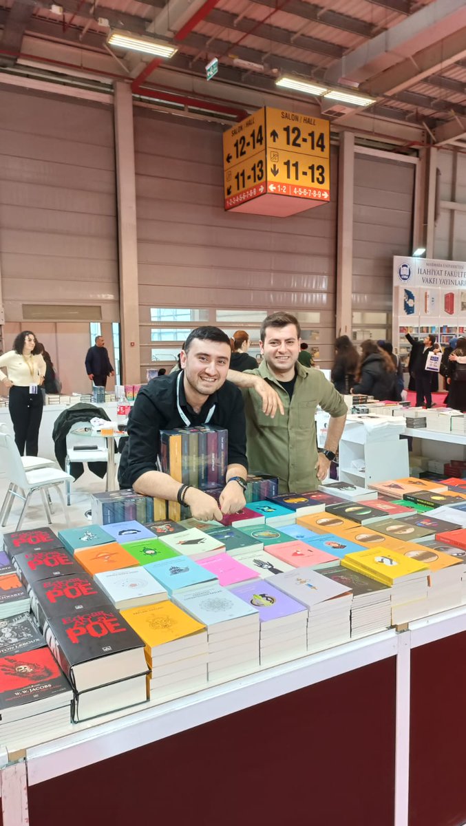 Kitapçılığın hem bayramı hem de en çok yoran fuarı, Tüyap İstanbul'un bitişine dair ekip fotoğrafım bu sene olmadı. Zira Covid 19'dan daha beter bir salgın alaşağı etti beni. Son gününü göremesem de mükemmel bir fuar geçirdik yayınevi olarak. 

#ithakiyayinlari
#tüyap
#kitap