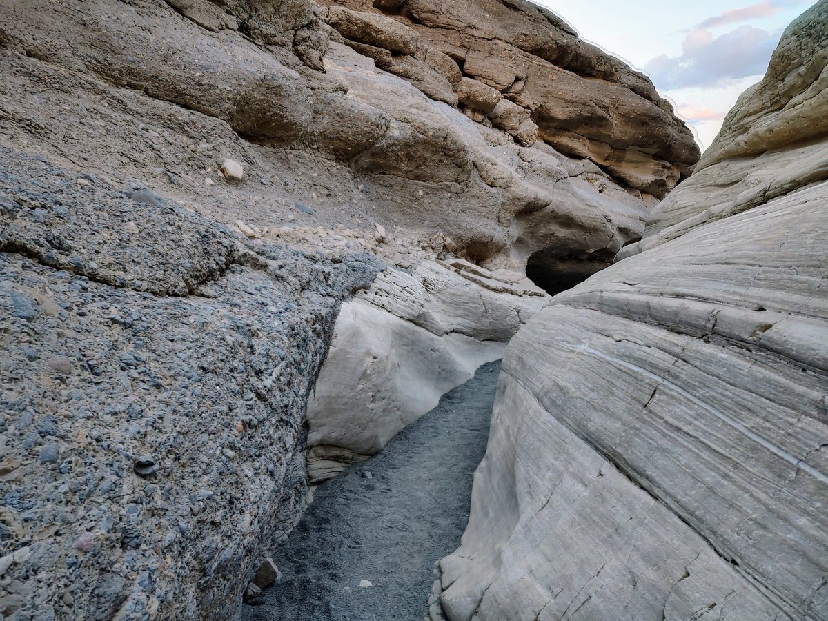 KartsHuseonica's tweet photo. Looking for mosaic rock formations in Death Valley's slot canyons. 
#flipsockz #grtfulivingllc https://t.co/b29GrvpGNW