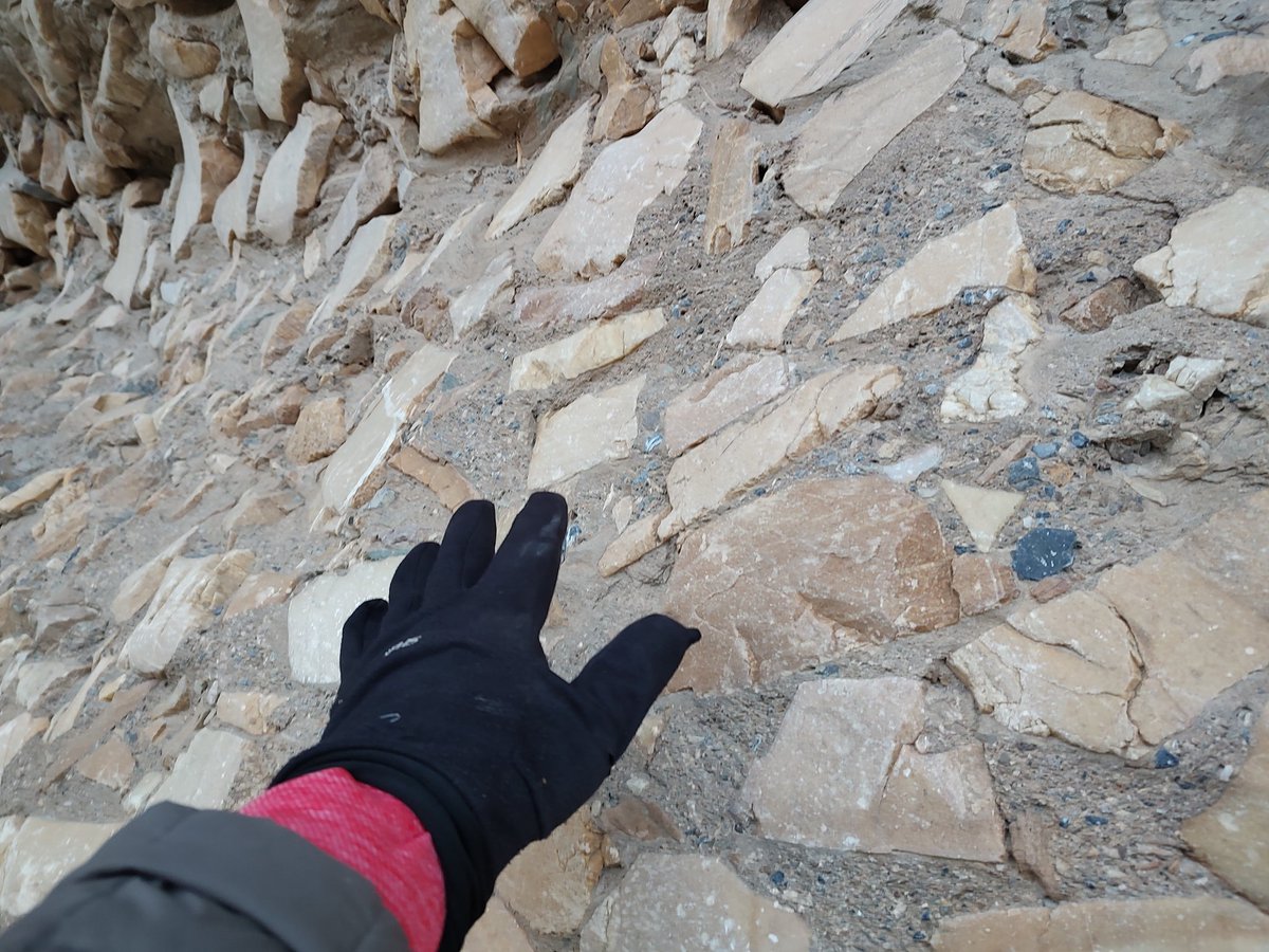 KartsHuseonica's tweet photo. Looking for mosaic rock formations in Death Valley's slot canyons. 
#flipsockz #grtfulivingllc https://t.co/b29GrvpGNW