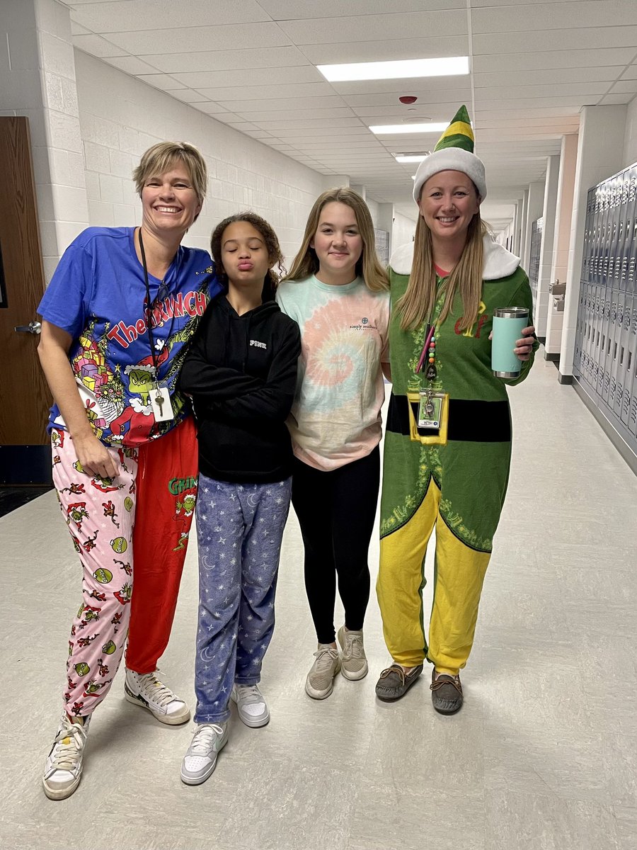 Mrs_MathewsNPMS's tweet photo. 6A Christmas cheer! #itsagrizzlything https://t.co/MHjg6xGblt