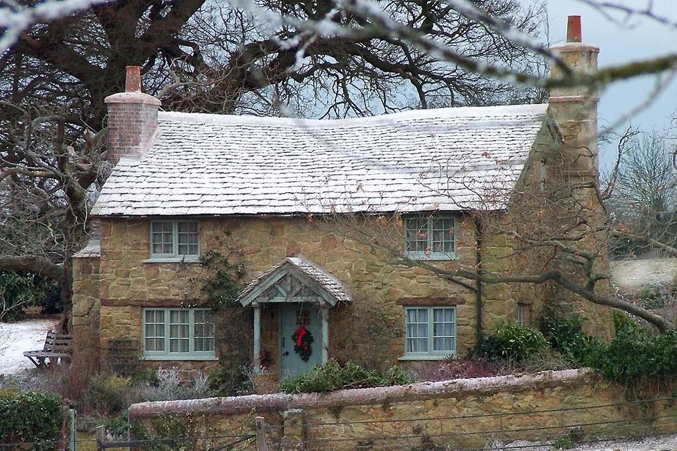 deelizabeth_'s tweet photo. Girls only want one thing and that’s Kate Winslet’s house in The Holiday ok https://t.co/60Cgrg5fO8