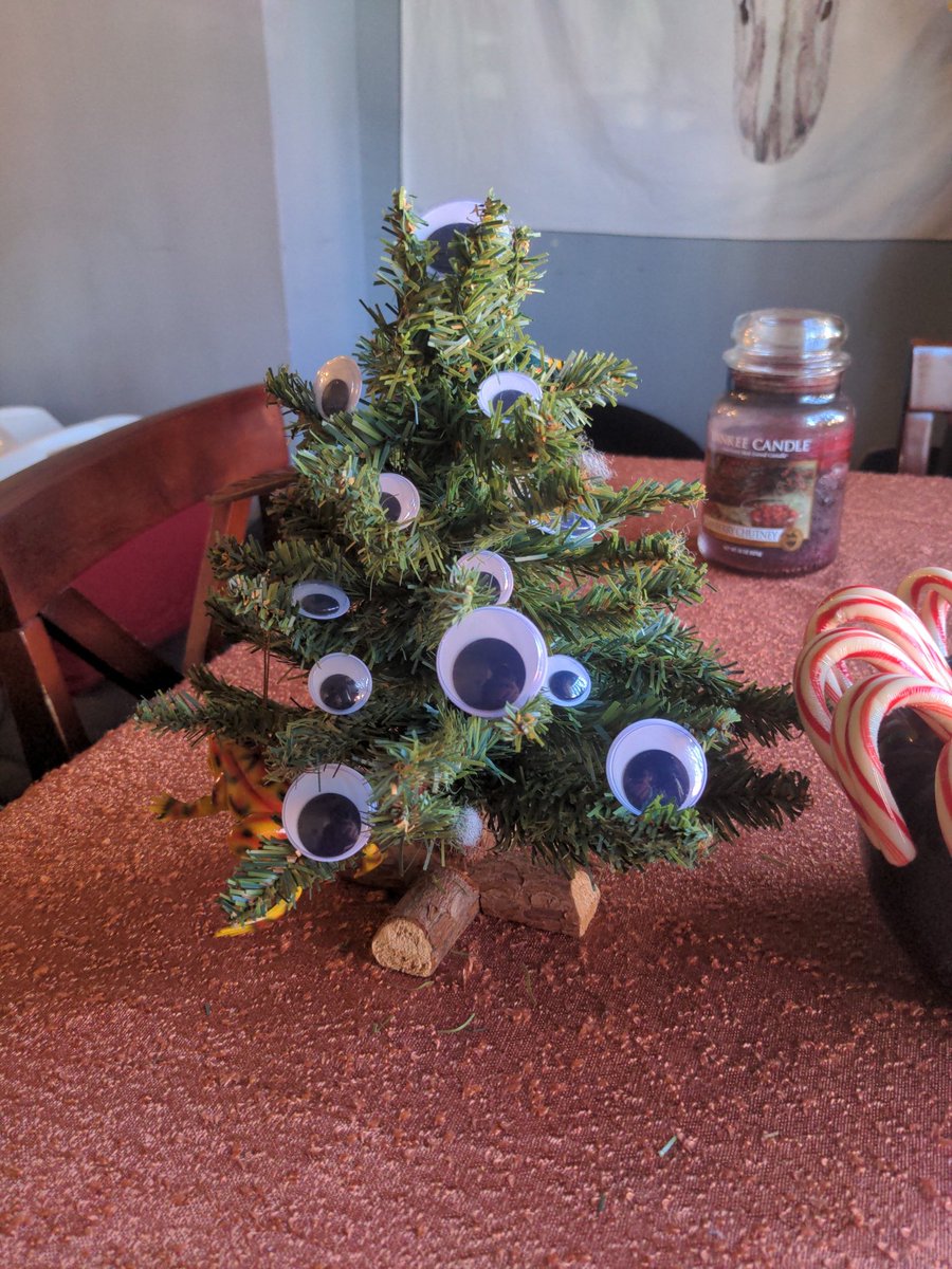 thoughtlesspuns's tweet photo. Biblically accurate Christmas Tree 🌲 https://t.co/FATn2uQJry