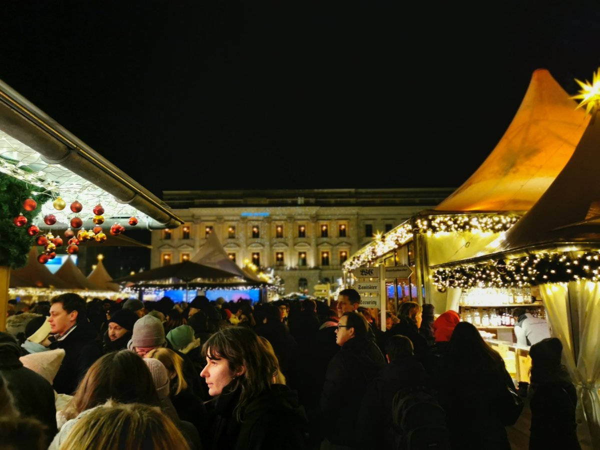 inberliner's tweet photo. Weihnachtsmarkt am Bebelplatz #inberlin https://t.co/uYvxdmYDWs