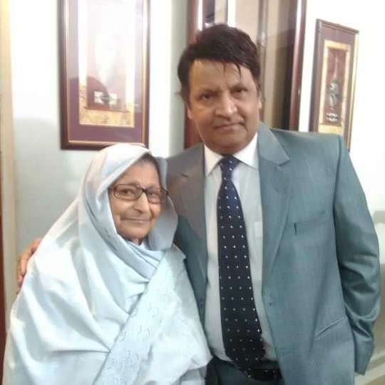 ReviewsKms's tweet photo. Throwback 2015...
Ammi's birthday celebration at Omer bhai's office. Rest in eternal peace mere bhai, the one and only Comedy King Omer Sharif #omersharif #umershareef #comedyking #merabhai https://t.co/TBtsLrNIwR