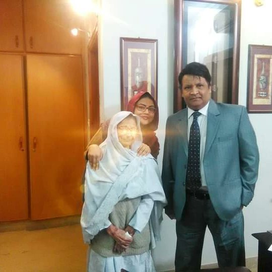 ReviewsKms's tweet photo. Throwback 2015...
Ammi's birthday celebration at Omer bhai's office. Rest in eternal peace mere bhai, the one and only Comedy King Omer Sharif #omersharif #umershareef #comedyking #merabhai https://t.co/TBtsLrNIwR