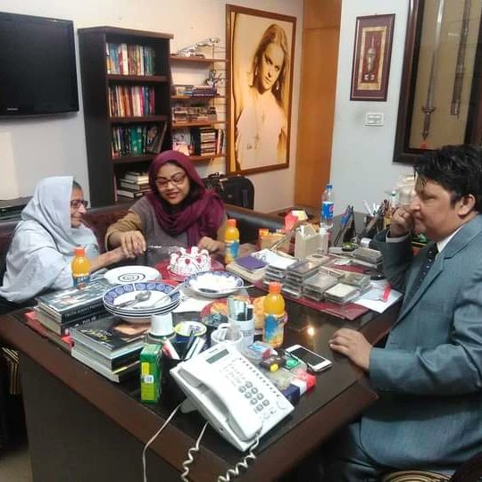 ReviewsKms's tweet photo. Throwback 2015...
Ammi's birthday celebration at Omer bhai's office. Rest in eternal peace mere bhai, the one and only Comedy King Omer Sharif #omersharif #umershareef #comedyking #merabhai https://t.co/TBtsLrNIwR