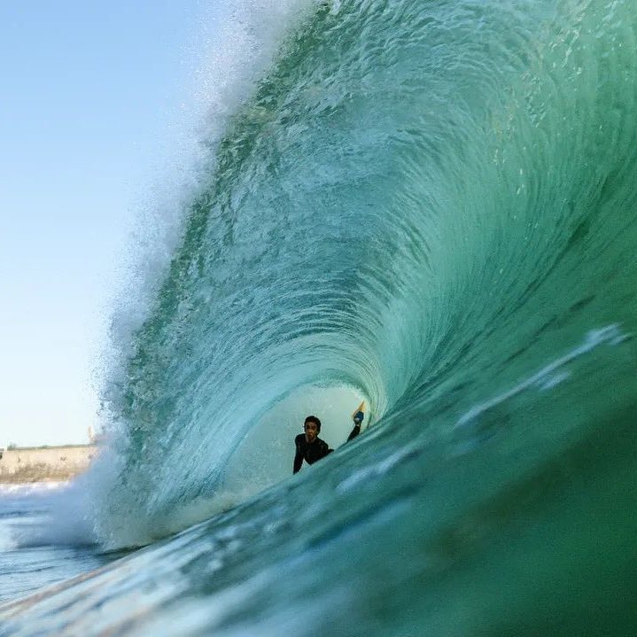 MeduxaMag's tweet photo. Carcavelos ON FIRE🔥 Tiago Pelágio 📷 Rafael e o mar 🇵🇹 https://t.co/fC7m2yUykj