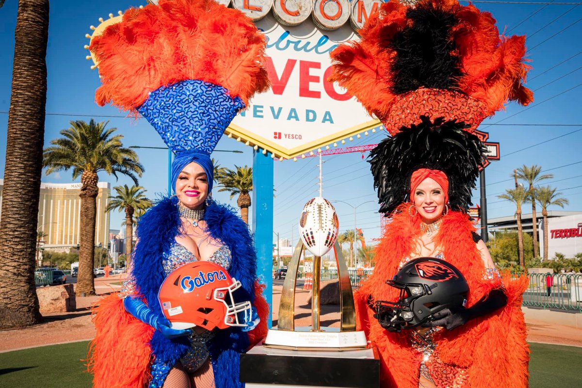 jenpbradley's tweet photo. Tune in to KSNV News 3, Las Vegas today at Noon with Executive Director, John Saccenti sharing the Las Vegas Bowl at 11:30am and #ONEVEGAS events this weekend! https://t.co/qec5h8a5b4 @News3LV @nicolerey_lv @AllegiantStadm @LasVegasBowl https://t.co/dcUvSpEZZt