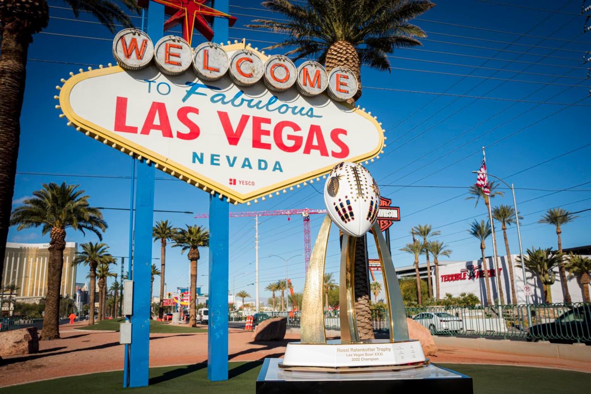 jenpbradley's tweet photo. Tune in to KSNV News 3, Las Vegas today at Noon with Executive Director, John Saccenti sharing the Las Vegas Bowl at 11:30am and #ONEVEGAS events this weekend! https://t.co/qec5h8a5b4 @News3LV @nicolerey_lv @AllegiantStadm @LasVegasBowl https://t.co/dcUvSpEZZt