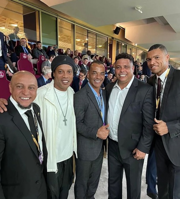 futbolarena's tweet photo. 🇧🇷 Roberto Carlos
🇧🇷 Ronaldinho
🇧🇷 Cafu
🇧🇷 Ronaldo
🇧🇷 Dida https://t.co/jgQXZoP6Lu