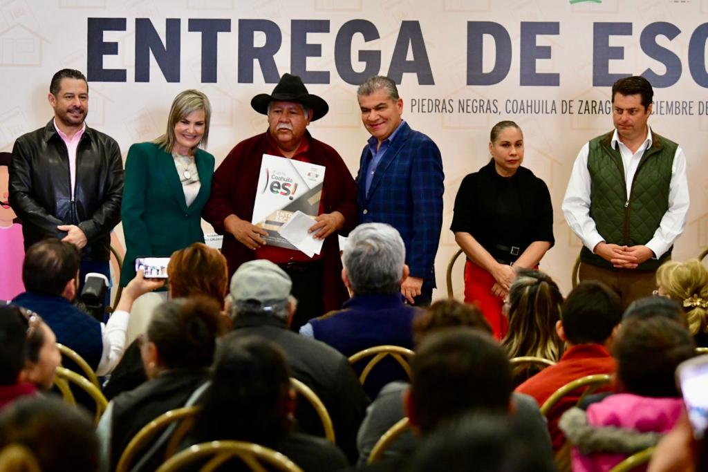 mrikelme's tweet photo. ..., como suma de acciones de diversas dependencias  que convergen con un mismo objetivo, la seguridad patrimonial de los coahuilenses. Muchas felicidades a quienes hoy reciben su escritura. ¡Hoy ya son dueños de un pedacito de Coahuila! (3/3) https://t.co/ydQjlTmlWA