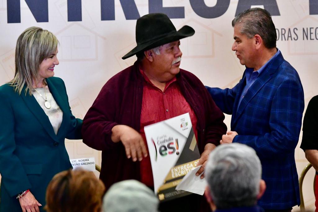 mrikelme's tweet photo. ..., como suma de acciones de diversas dependencias  que convergen con un mismo objetivo, la seguridad patrimonial de los coahuilenses. Muchas felicidades a quienes hoy reciben su escritura. ¡Hoy ya son dueños de un pedacito de Coahuila! (3/3) https://t.co/ydQjlTmlWA