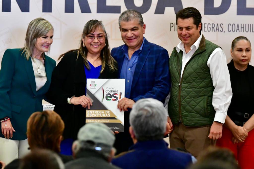 mrikelme's tweet photo. ..., como suma de acciones de diversas dependencias  que convergen con un mismo objetivo, la seguridad patrimonial de los coahuilenses. Muchas felicidades a quienes hoy reciben su escritura. ¡Hoy ya son dueños de un pedacito de Coahuila! (3/3) https://t.co/ydQjlTmlWA
