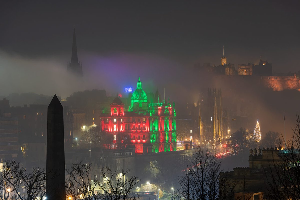 TomDuffinPhotos's tweet photo. "Just going to post a letter" at 10 last night and got a wee bit distracted by the haar
#Edinburgh #Weather #Haarmageddon
@edinburghcastle https://t.co/vDQ0FLlqVX