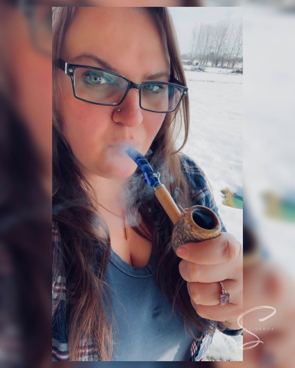 ladyligerox's tweet photo. Happy #CobTuesday!! It’s in the 20s, but the sun is shining. So of course I packed my special cob with ‘21 Sun Bear. Unless you’re new around here (if you are, Hi!! 👋🏻) then you already knew that was a safe guess. 🤭
#igpc #botl #sotl #pnw #ladypipesmoker #tobaccopipes #sunbear https://t.co/0dMKzk5DDj