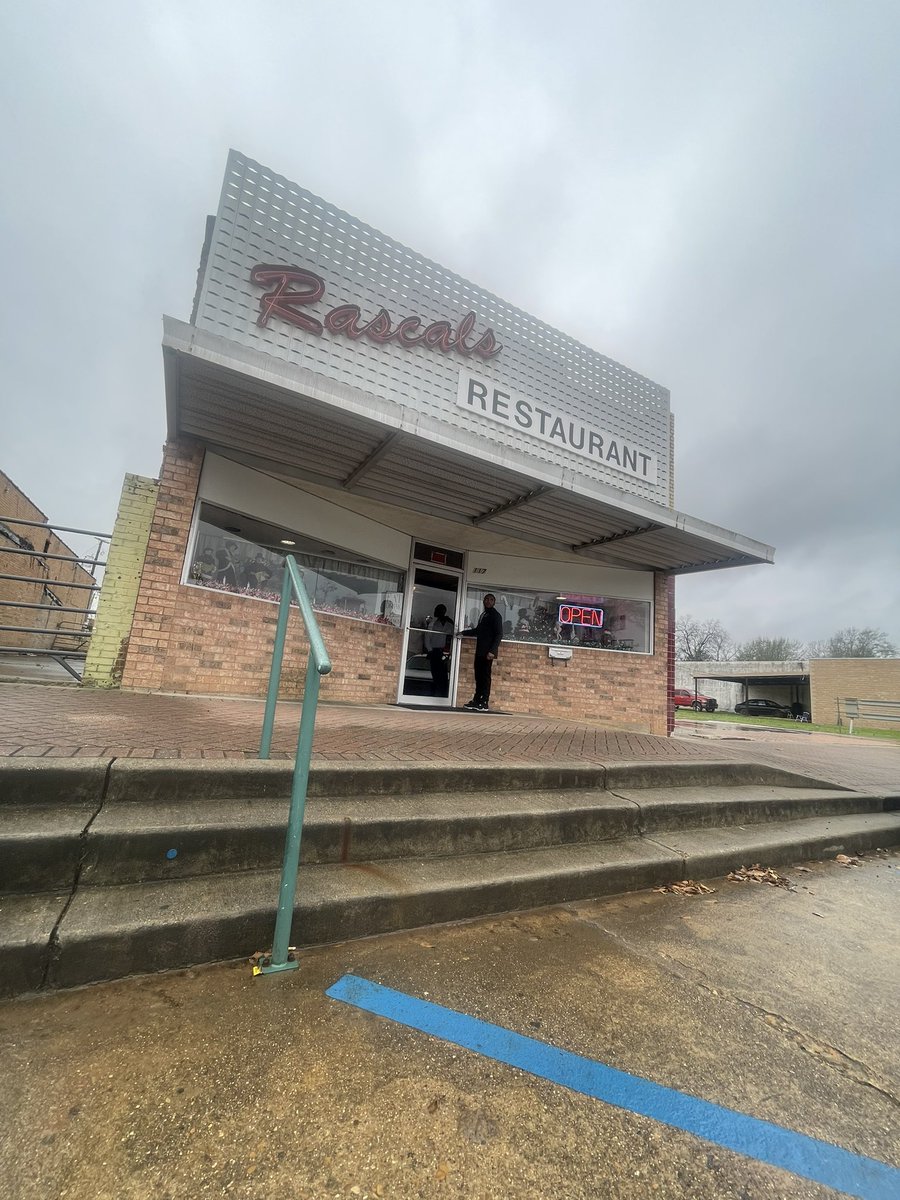 theyoungcoach's tweet photo. Lunch stop and Rascals didn’t miss. Somebody granny in the back got busy. The Buffs will be back for more than the burgers‼️
#BallerHuntin #Play4Prime #ComeBallInBoulder @CoachBox6 https://t.co/wZbZpq7KP4