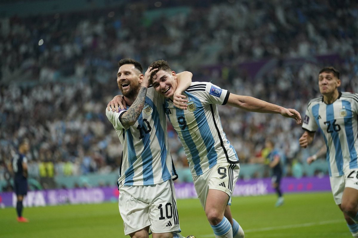 ¡Un primer tiempo soñado para la Argentina! 

⚽️ Lionel Messi
⚽️ Julián Álvarez