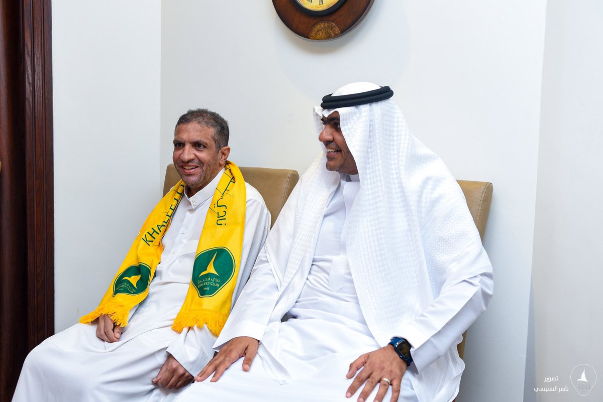 Khaleejclub's tweet photo. 🔰 رئيس مجلس إدارة #نادي_الخليج ونائبه ورئيس رابطة المشجعين وأعضاء لجنة العلاقات والتواصل بالنادي يزورون المشجع الخلجاوي «سامي الشويخات» للاطمئنان على صحته، وتأتي الزيارة ضمن برامج المسؤولية الاجتماعية بالنادي لتعزيز التواصل والولاء 🤝🏻 https://t.co/cnV9diquai