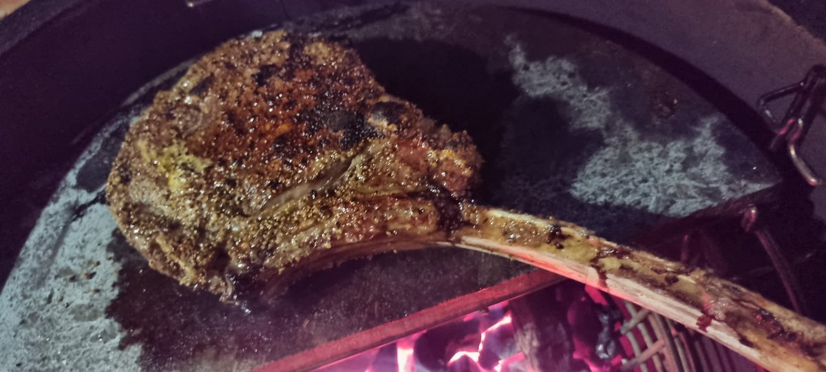 Mark_Walker_79's tweet photo. No words 🥩🔪🔥👌🏾 #tomahawk #steak #spgrub #kamadojoe #dalstrong #meaterplus #reversesear #unbelievablejeff https://t.co/fq3CoTPyaZ