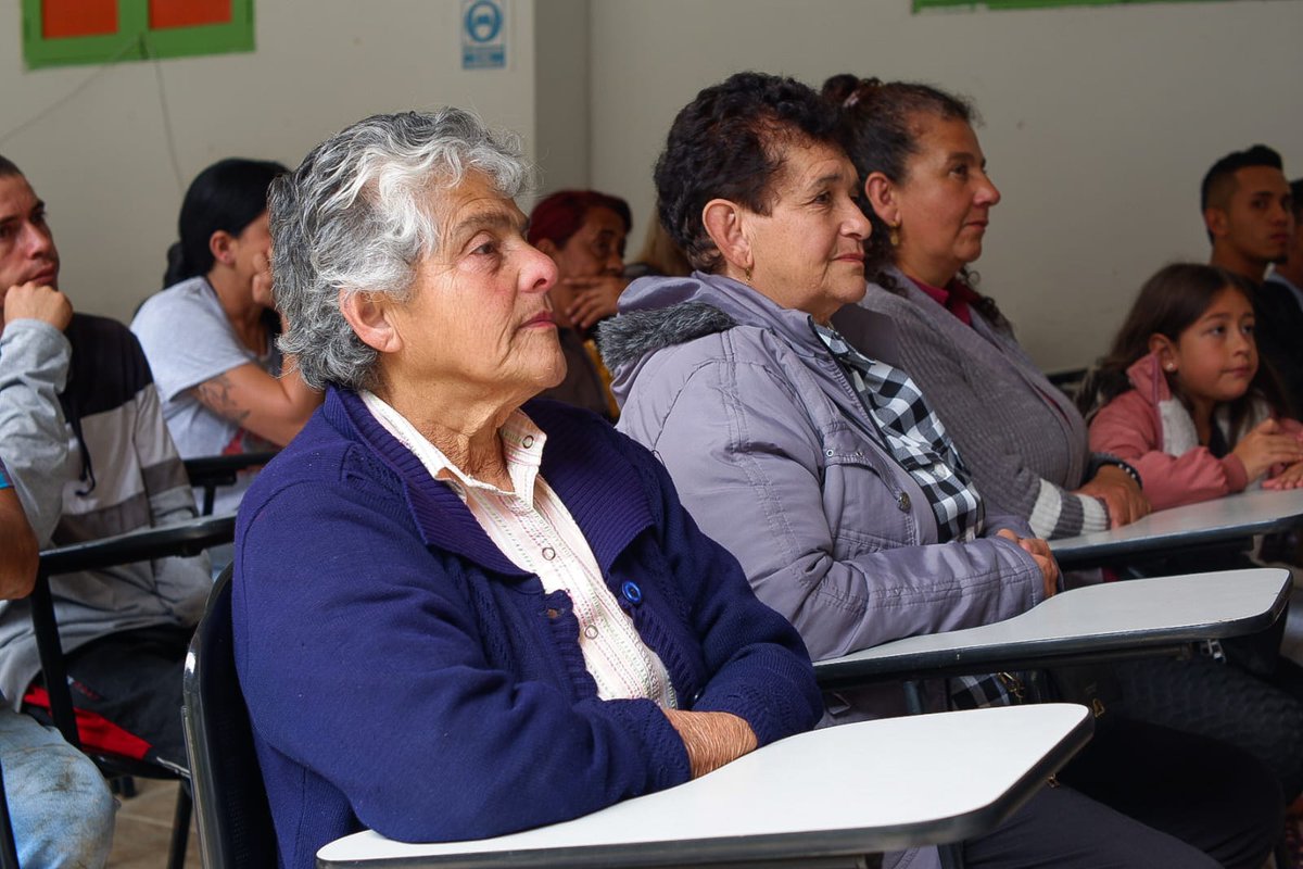 PDACaldas's tweet photo. Socializamos con las familias beneficiadas de #Salamina, los avances en la ejecución de los #MejoramientosDeVivienda que en convenio con @ProsperidadCol venimos ejecutando en el municipio.Seguimos trabajando para mejorar las condiciones de habitabilidad de más familias caldenses. https://t.co/JnbpsLM0wz