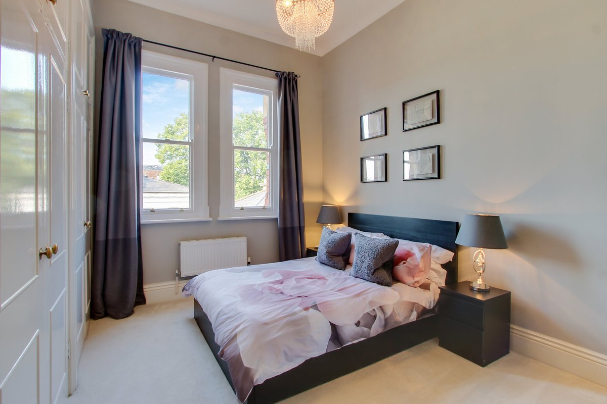Lettings Instruction - 📍 Chelsea Square, Cheltenham

£1,000 per calendar month

Top floor apartment | furnished | one bedroom | one bathroom | separate kitchen | sitting / dining room | communal gardens | gated parking 
 
#cheltenham #gloucestershire #cotswolds