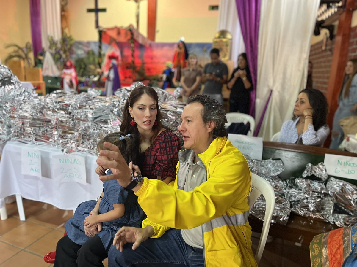 AgenciaAPPMed's tweet photo. Hoy en compañía de @diamaov y @RodrigoForonda5 repartimos regalitos y alegría a los niños de Brisas del Edén, dónde estamos haciendo nuestro espectacular macromural. La navidad nos junta con un fin: nuestro futuro! #Hagamoslo https://t.co/K5niYXvXQ0