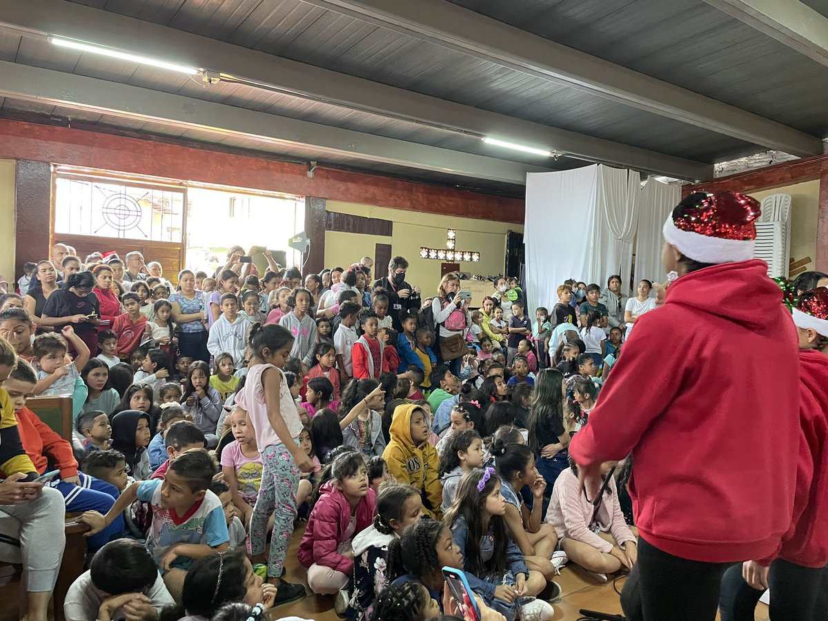 AgenciaAPPMed's tweet photo. Hoy en compañía de @diamaov y @RodrigoForonda5 repartimos regalitos y alegría a los niños de Brisas del Edén, dónde estamos haciendo nuestro espectacular macromural. La navidad nos junta con un fin: nuestro futuro! #Hagamoslo https://t.co/K5niYXvXQ0