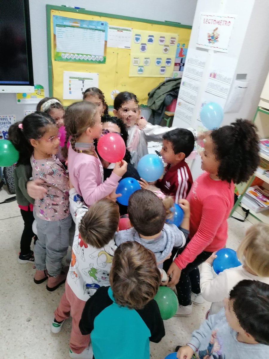 Hoy #FEAFESHuelva con los más "peques" en el #Colegio Público Rural 📚Aderan III - #SanSilvestredeGuzmán: "Taller #Emocionate"🎈
Los niños/as de 3 a 7 años tienen la capacidad de entender qué  es la #saludmental, la diferencia es el modo de hacerles entender...📌