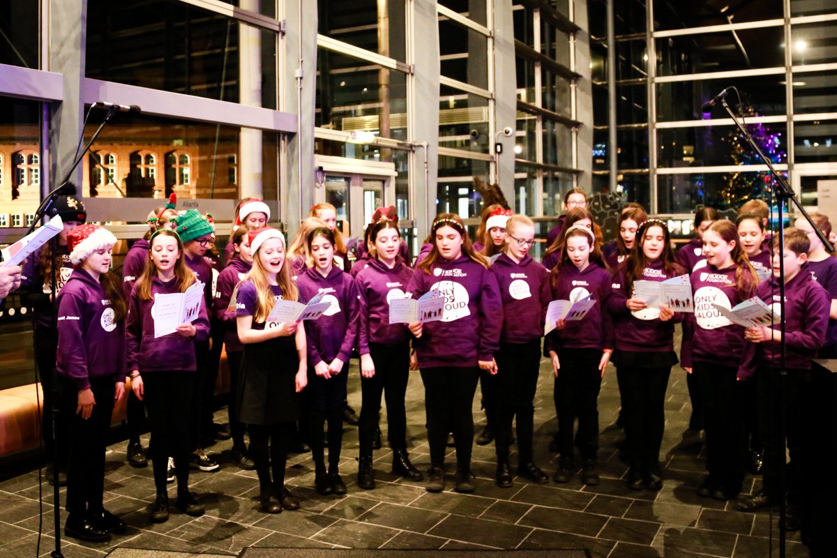 SeneddWales's tweet photo. 🎵 🎄 ⭐ The Senedd was full of festive cheer this evening ⭐ 🎄🎵 

Thank you to everyone who joined us for our annual Carol Concert and a special diolch yn fawr to our performers from @thealoudcharity and @BrassBlacksmith. https://t.co/k2R44siAJZ
