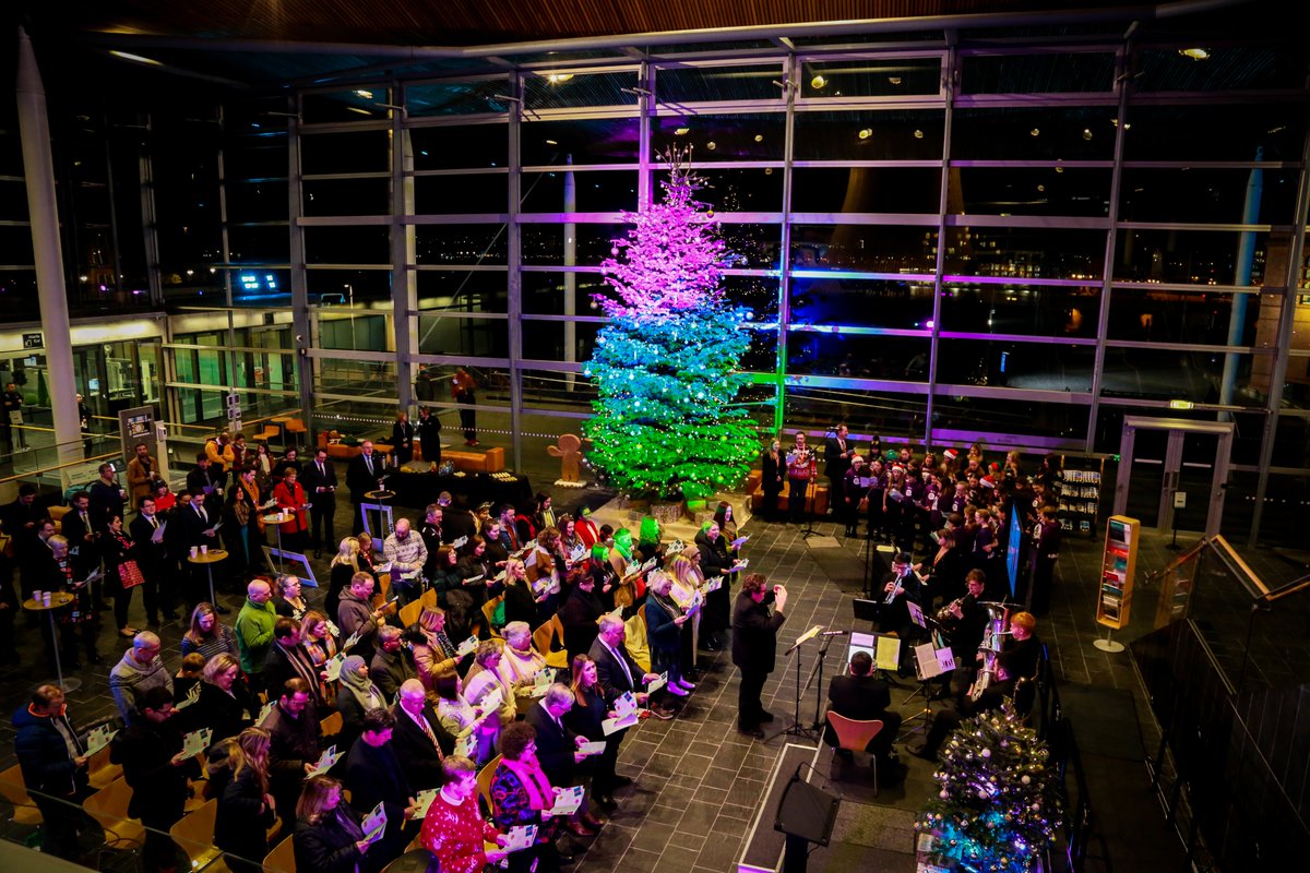 SeneddWales's tweet photo. 🎵 🎄 ⭐ The Senedd was full of festive cheer this evening ⭐ 🎄🎵 

Thank you to everyone who joined us for our annual Carol Concert and a special diolch yn fawr to our performers from @thealoudcharity and @BrassBlacksmith. https://t.co/k2R44siAJZ